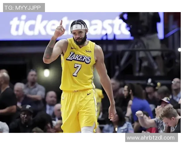 湖人队成功签下状元秀，加强内线实力备战新赛季